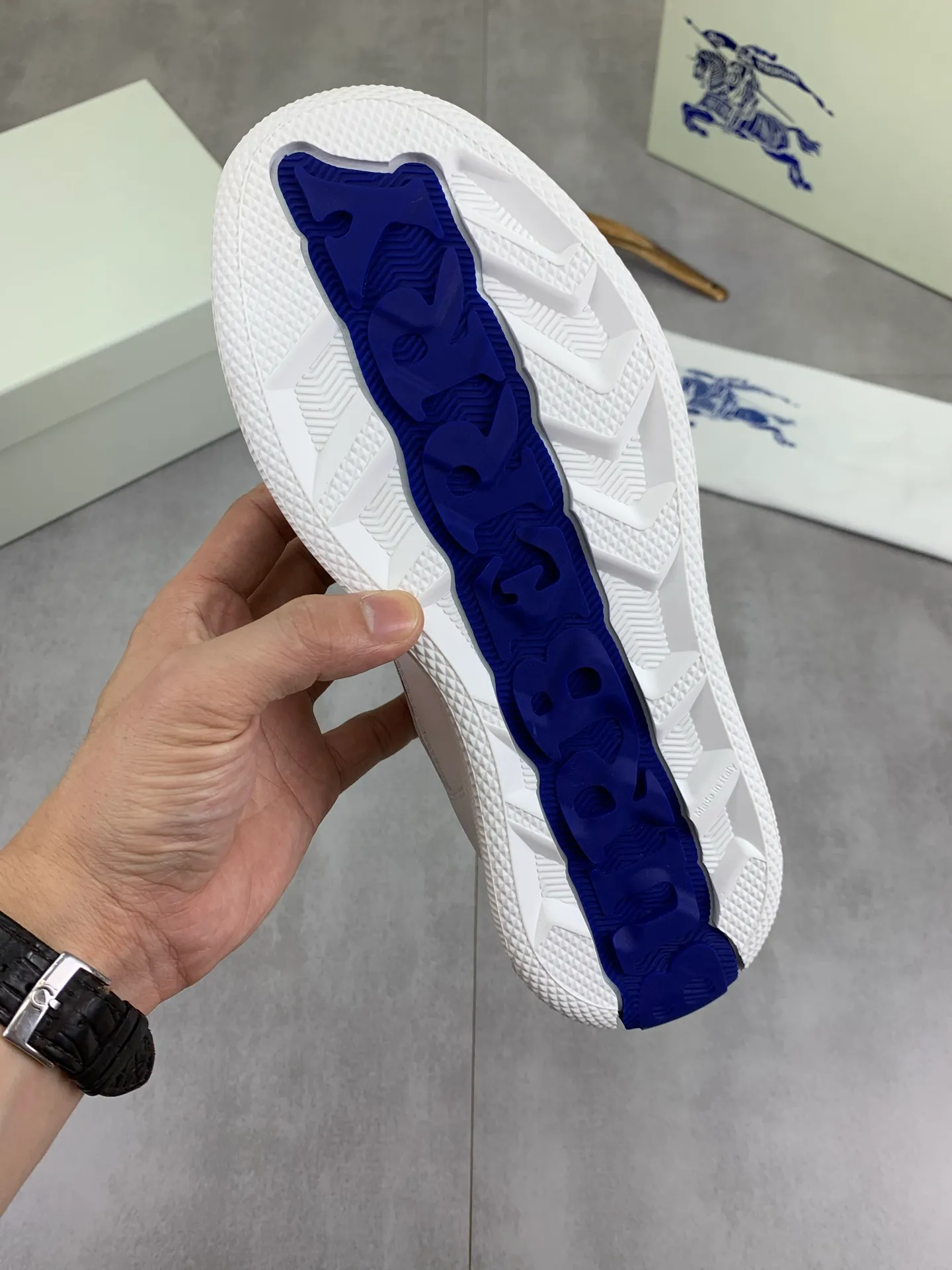 Factory price P640 [BURBERRY] Burberry - High-end quality original order (couples 🧑‍🤝‍🧑 style) - Upper: imported 🔝 original material - Lining: cowhide lining, feet; water-dyed cowhide - Outsole: ultra-light TPR rubber; two-color molded outsole - Super high quality control, fine workmanship: highlighted (high-end, extravagance, grade) -Size: 35-46 (male 38 46 Female 35 40 can be customized)·Color: Multiple colors available